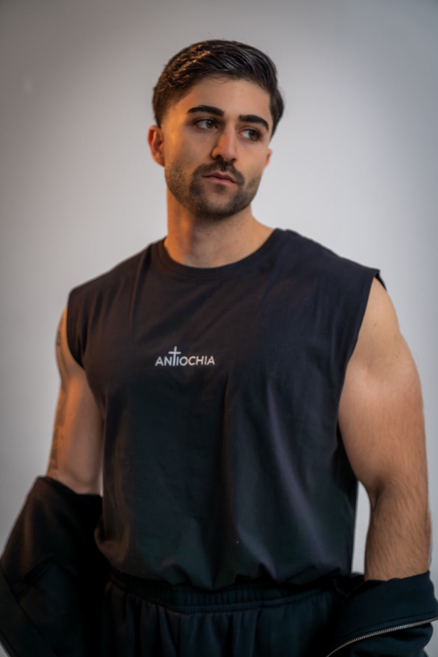 Essential Tank-Top Philippus Vorderansicht - Mann in schwarzem Tank-Top mit Kreuz