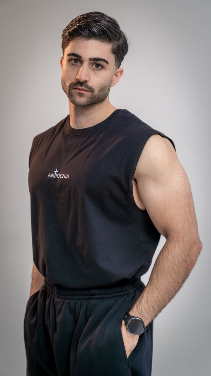 Mann trägt schwarzes ANTIOCHIA Tank-Top Philippus - Frontansicht christliche Sportmode