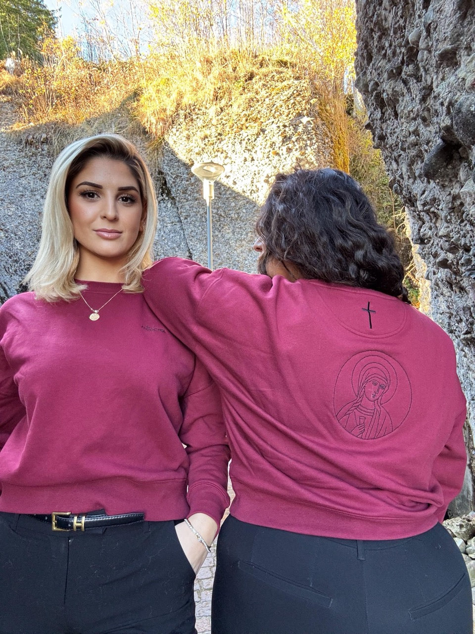 ICON Cropped Sweatshirt Magdalena Seitenansicht - Premium christliche Streetwear