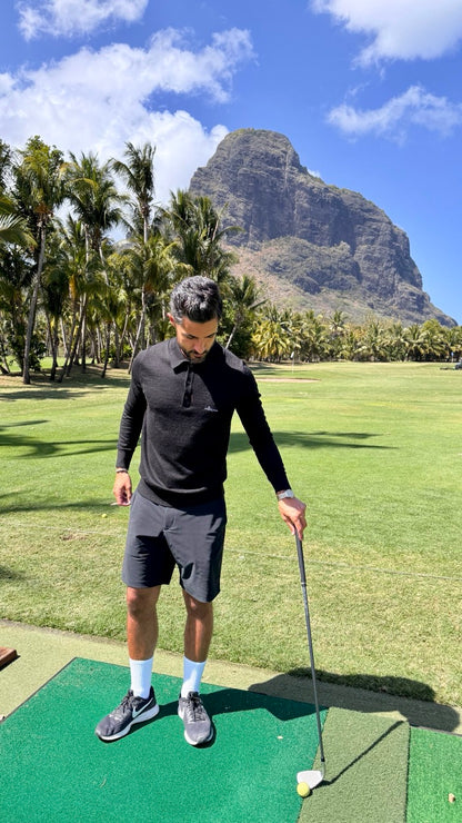 Mann in grauem ANTIOCHIA Merino Poloshirt - handbestickte christliche Kleidung