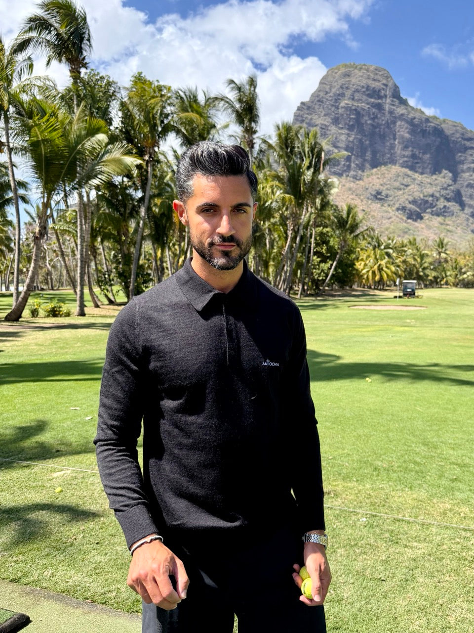 Mann trägt schwarzes Merino Poloshirt ANTIOCHIA - christliche Modemarke