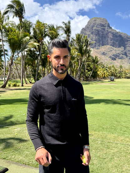 Mann trägt schwarzes Merino Poloshirt ANTIOCHIA - christliche Modemarke