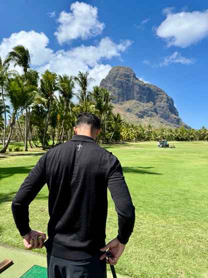 ANTIOCHIA Merino Poloshirt Rückenansicht mit Kreuz am Nacken