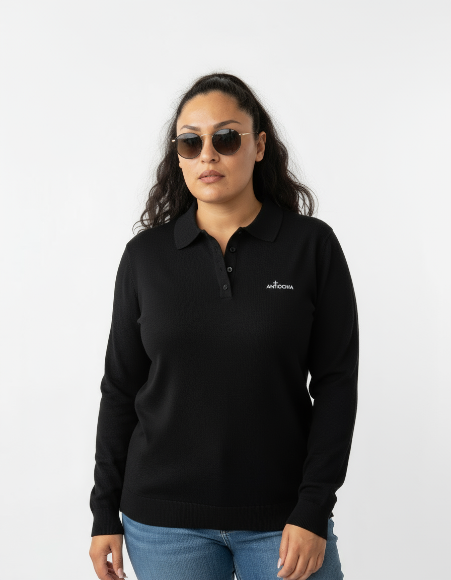 Frau trägt schwarzes ANTIOCHIA Merino Poloshirt mit Christlichem Logo